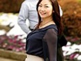 AVを鑑賞していたらそこで潮を吹いていた女優が妻だった！ 沢村麻耶 東早紀　サンプル画像01